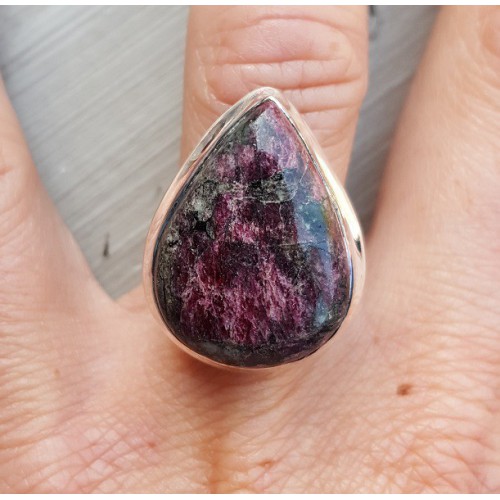 Zilveren ring gezet met druppelvormige Eudialiet 17 mm