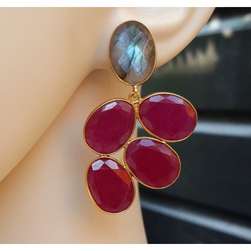 Vergulde oorbellen met Labradoriet en Robijnen