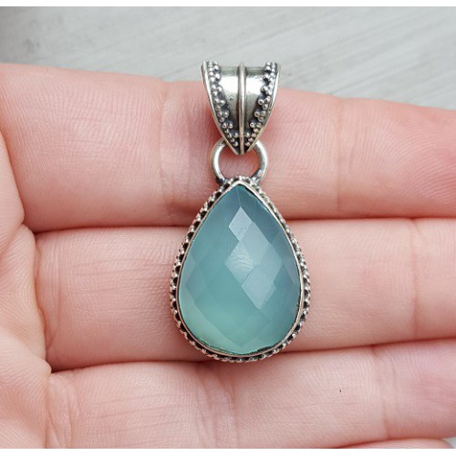 Zilveren hanger facet aqua Chalcedoon in bewerkte setting