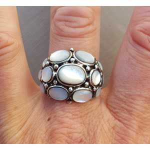 Zilveren ring gezet met Parelmoer maat 19 mm