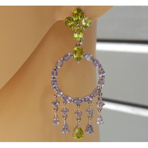 Zilveren oorbellen gezet met Tanzaniet en Peridot