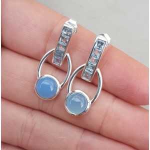 Zilveren oorbellen gezet met blauwe Topazen en Chalcedoon