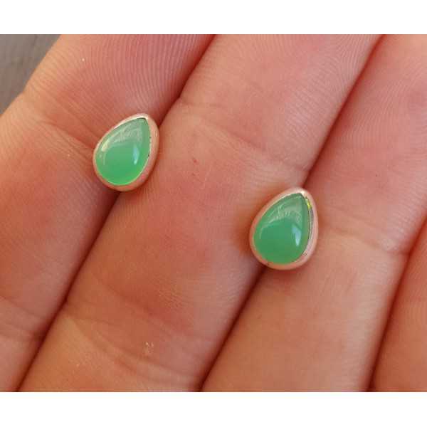Silver oorknoppen set with oval Chrysoprase