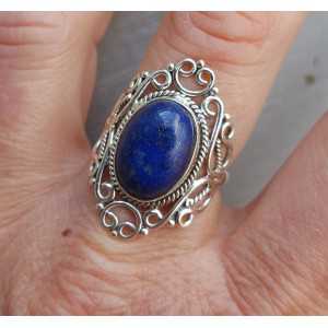 Zilveren ring met Lapis Lazuli en bewerkte kop 18.5 mm