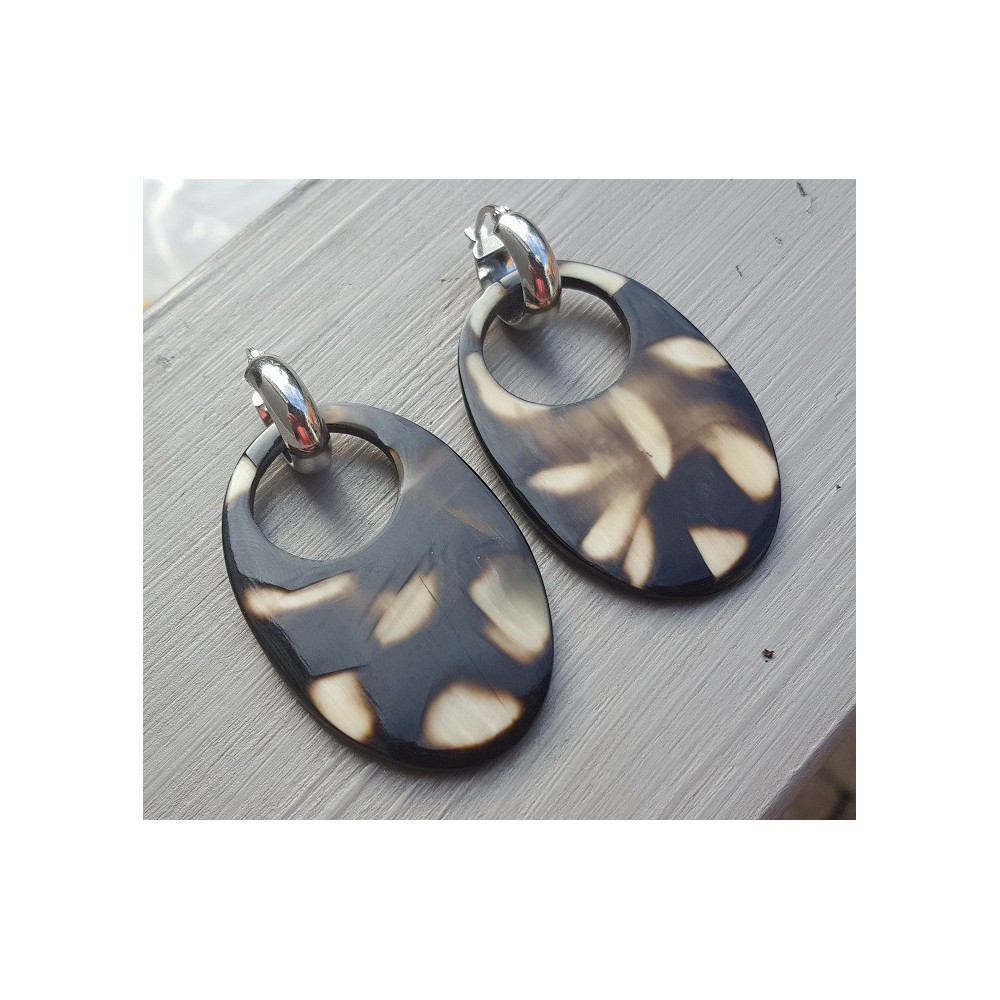 Zilveren creolen met Buffelhoorn druppel Poema