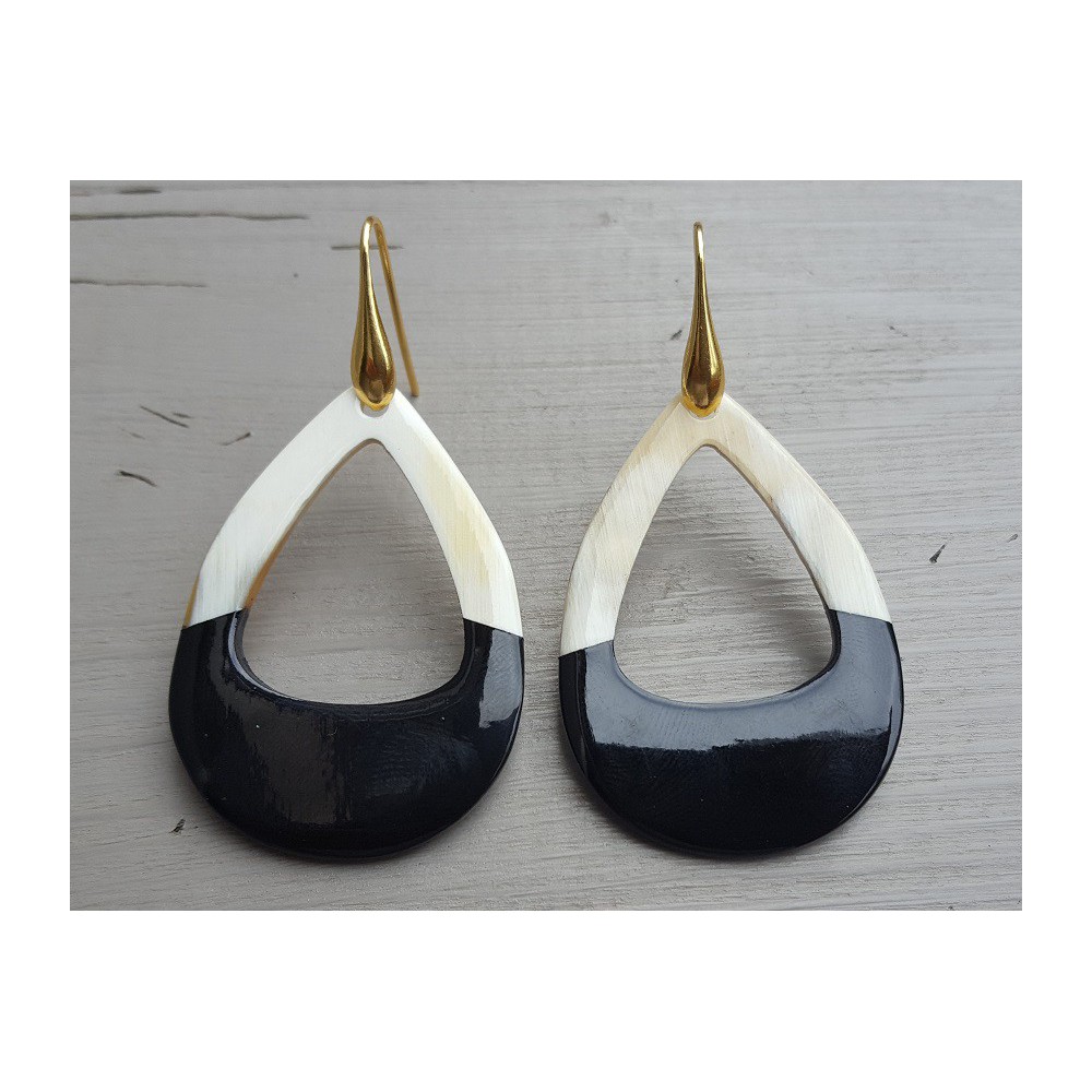 Oorbellen met open druppel van Buffelhoorn half zwart half blank