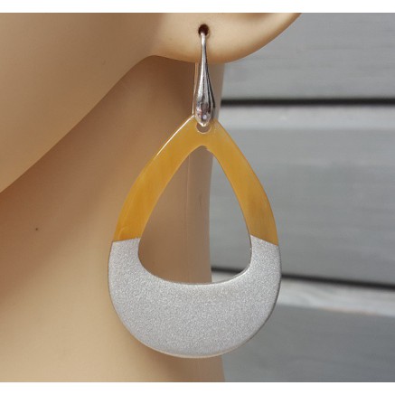 Oorbellen met open druppel van Buffelhoorn half zwart half blank