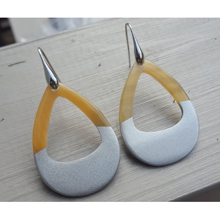 Oorbellen met open druppel van Buffelhoorn half zwart half blank