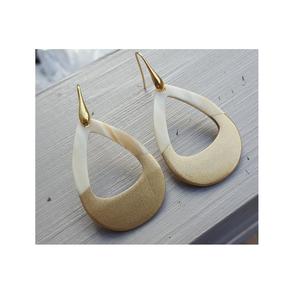 Oorbellen met open druppel van Buffelhoorn half goud half blank