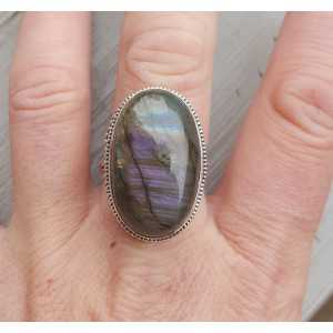 Zilveren ring met ovale cabochon Labradoriet en bewerkte kop 19