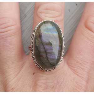 Zilveren ring met ovale cabochon Labradoriet en bewerkte kop 19