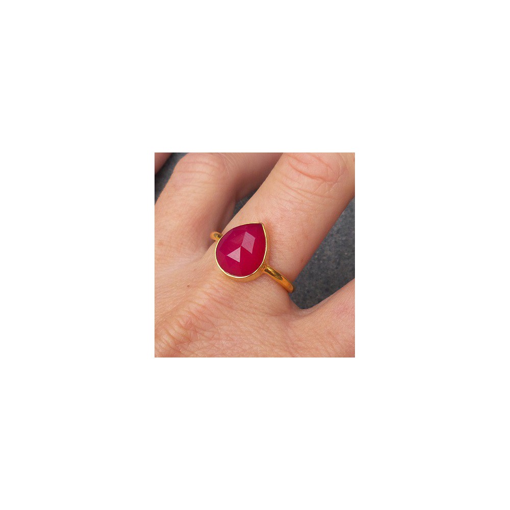 Vergulde ring met druppelvorm facet fuchsia Chalcedoon 18 mm