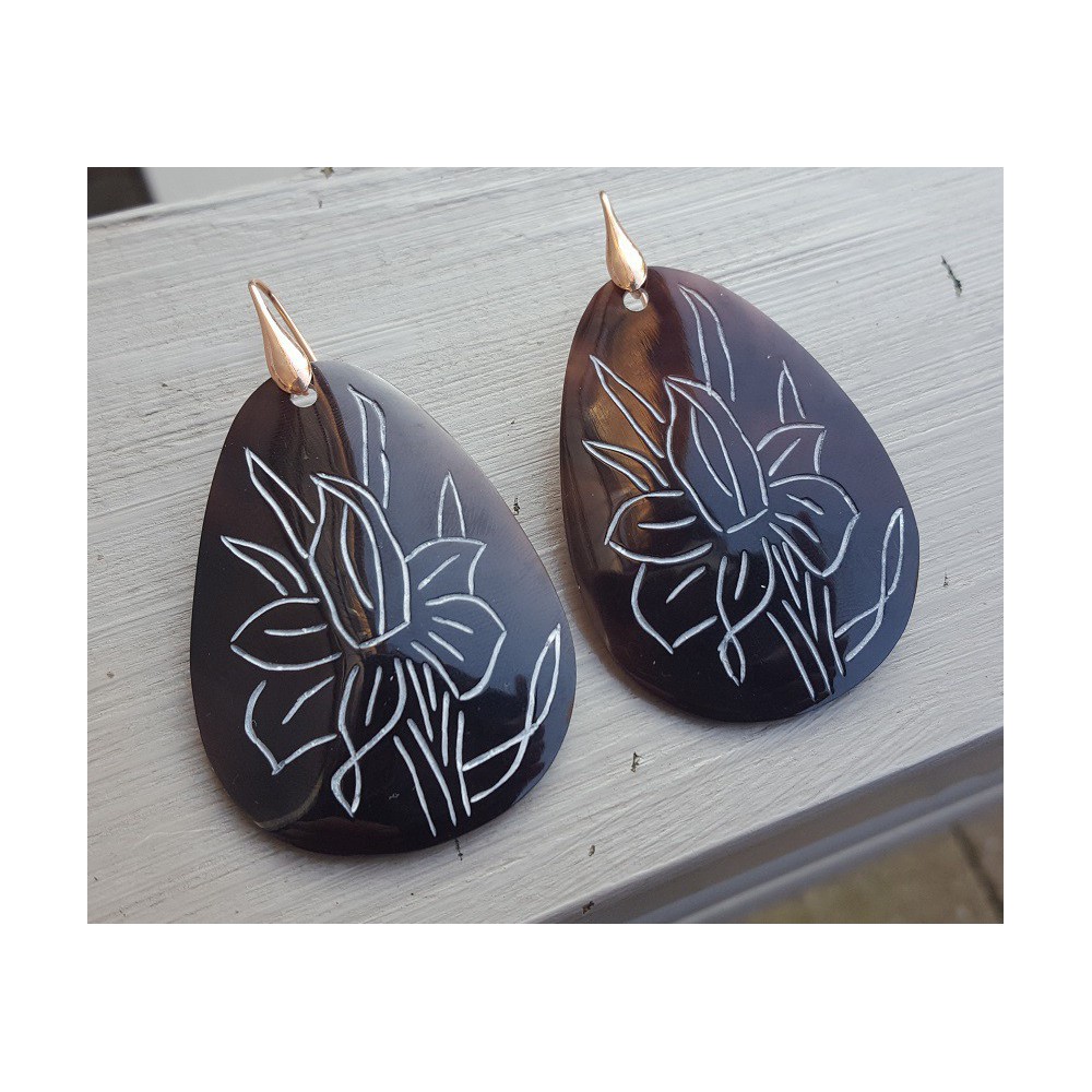 Oorbellen met grote bruine schelp met bloem