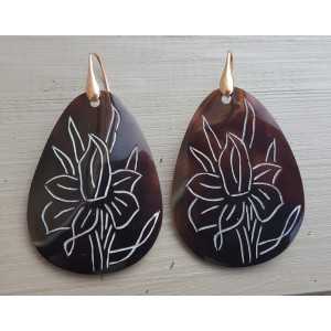 Earrings with large brown shell with flower