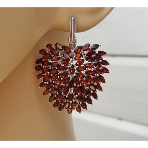 Zilveren oorbellen groot hart gezet met Granaat