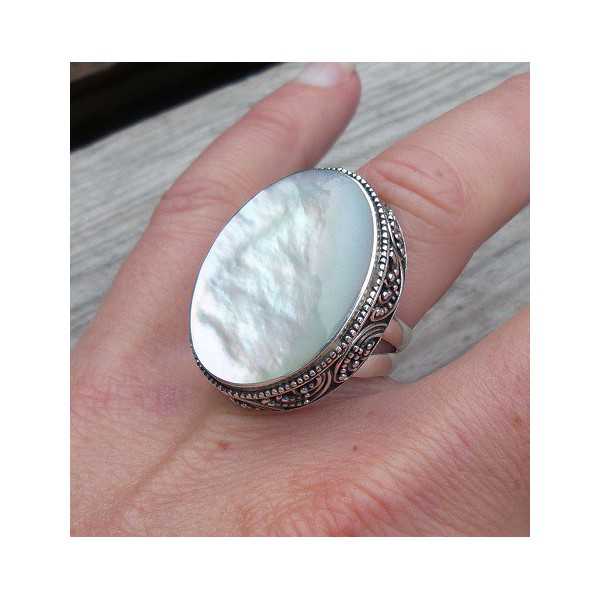 Silver ring with large mother of Pearl in carved setting, 16.5 mm