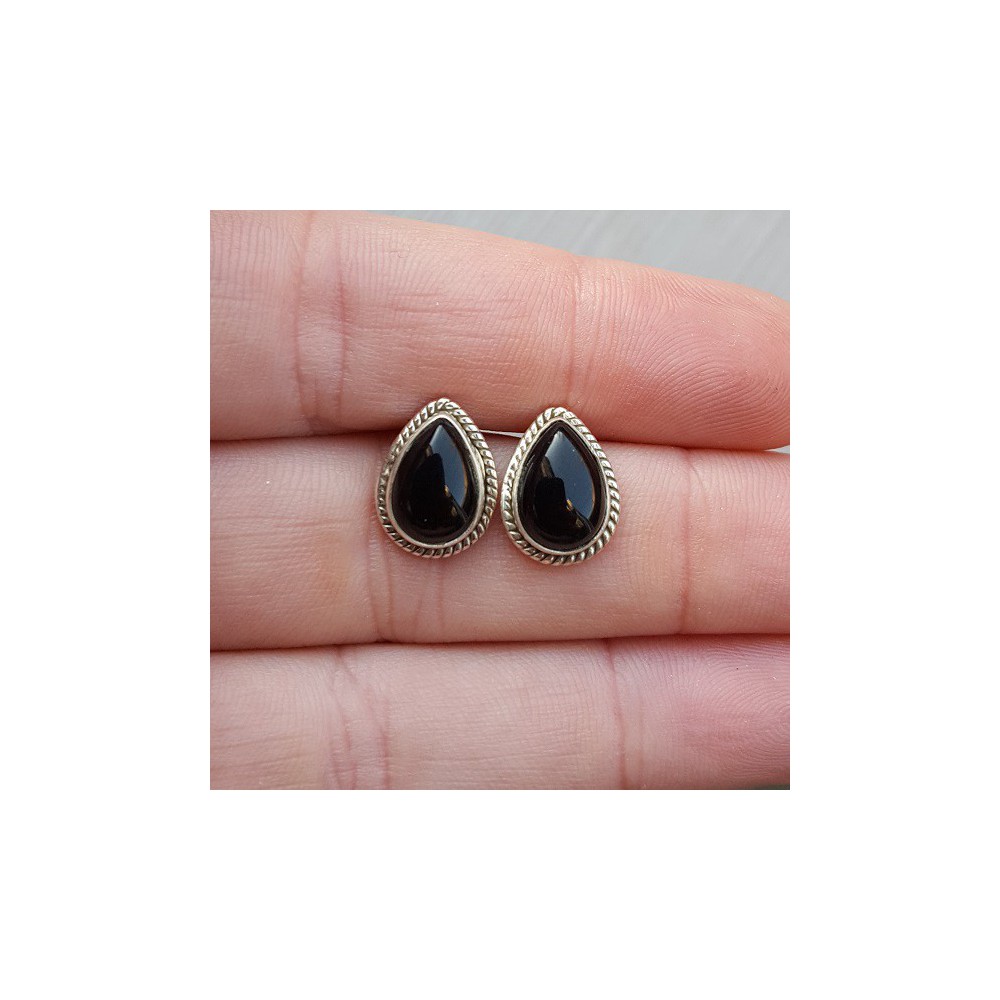 Silver oorknoppen with teardrop shaped black Onyx