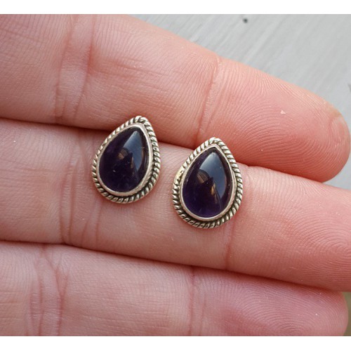 Zilveren oorknoppen met druppelvormige cabochon Amethist