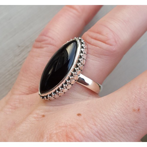 Zilveren ring met marquise Onyx en bewerkte kop 17.5
