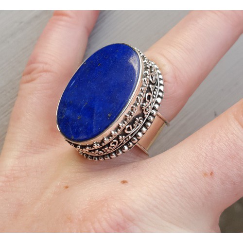 Zilveren ring met ovale Lapis Lazuli in bewerkte setting 17 mm