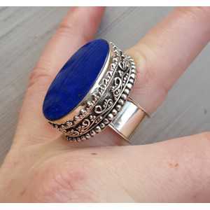 Zilveren ring met ovale Lapis Lazuli in bewerkte setting 17 mm