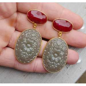Vergoldete Ohrringe mit Rubin und geschnitzt, Grau Chalcedon