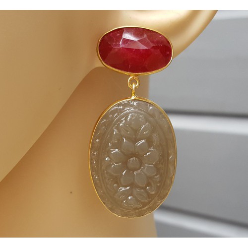 Vergulde oorbellen met Robijn en uitgesneden grijze Chalcedoon