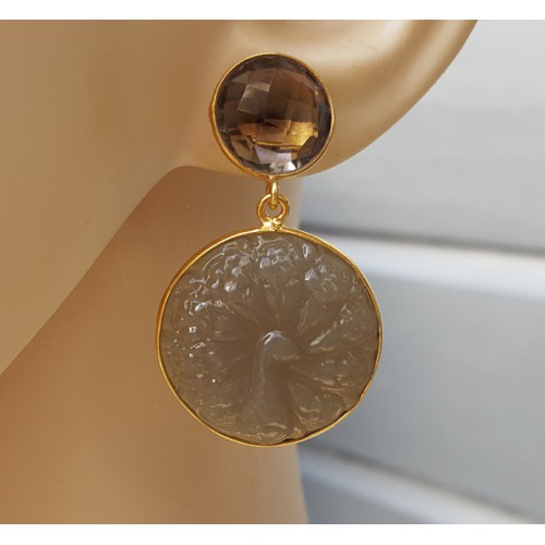 Vergulde oorbellen Smokey Topaas en uitgesneden grijze Chalcedoon