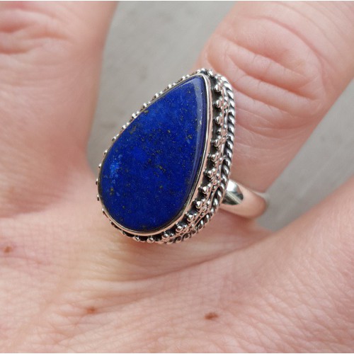 Zilveren ring gezet met Lapis Lazuli en bewerkte kop 17 mm