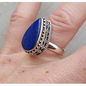 Zilveren ring gezet met Lapis Lazuli en bewerkte kop 17 mm