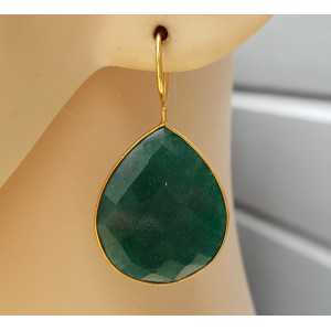 Vergulde oorbellen gezet met druppelvormige Emerald