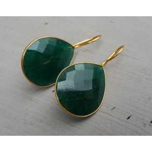 Vergulde oorbellen gezet met druppelvormige Emerald