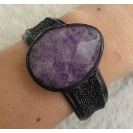 Armband van zwart Roggenleer en gezet met grote Amethist