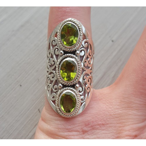 Zilveren ring gezet met Peridot en open bewerkte band 16.5