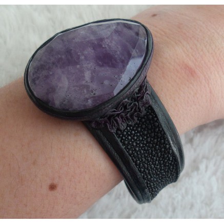 Armband van zwart Roggenleer en gezet met grote Amethist