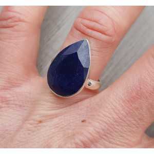 Zilveren ring gezet met druppelvormige Saffier 17.3