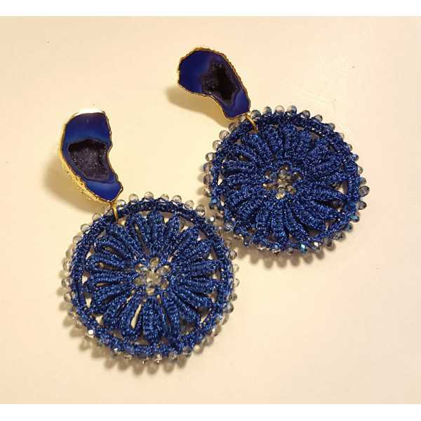 Vergoldete Ohrringe mit Achat-geode und blauen Anhänger mit Kristallen