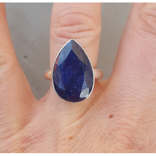 Zilveren ring gezet met druppelvormige Saffier 18