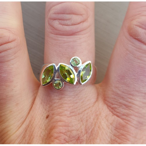Zilveren ring gezet met ronde en marquise Peridot