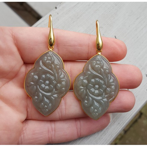 Vergulde oorbellen met uitgesneden grijze Chalcedoon