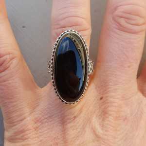 Zilveren ring met ovale Onyx in bewerkte setting 17.5 mm