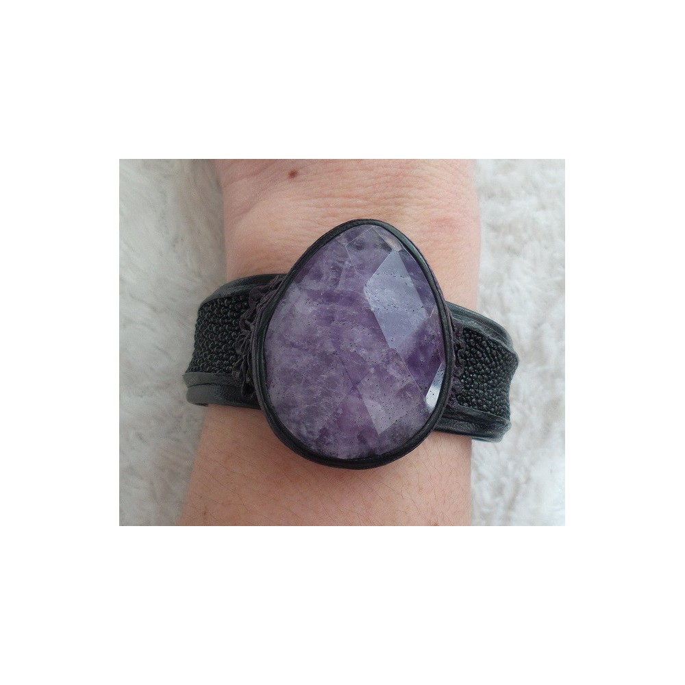 Armband van zwart Roggenleer en gezet met grote Amethist