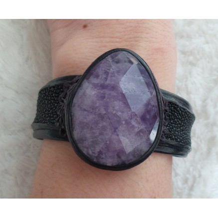 Armband van zwart Roggenleer en gezet met grote Amethist