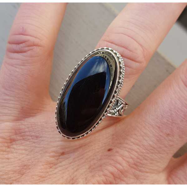 Zilveren ring met ovale Onyx in bewerkte setting 17.5 mm