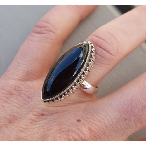 Zilveren ring met marquise Onyx en bewerkte kop 17.3