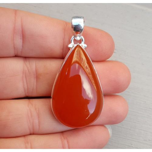 Zilveren hanger gezet met druppelvormige cabochon Carneool