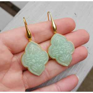 Vergoldete Ohrringe mit geschnitzten hellgrünen Chalcedon