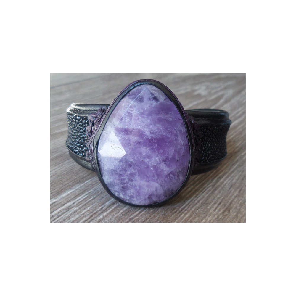 Armband van zwart Roggenleer en gezet met grote Amethist