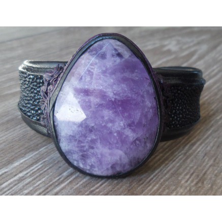 Armband van zwart Roggenleer en gezet met grote Amethist