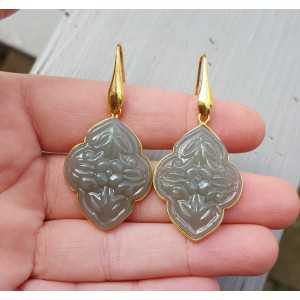 Vergoldete Ohrringe mit geschnitzten grauen Chalcedon